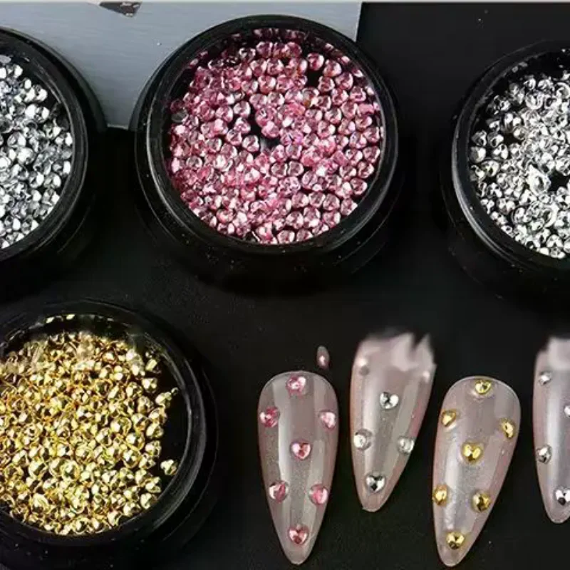 1 scatola di mini gioielli per unghie con strass a forma di cuore a quattro colori, ciondoli per unghie con retro piatto, accessorio per nail art, perline per manicure in oro e argento