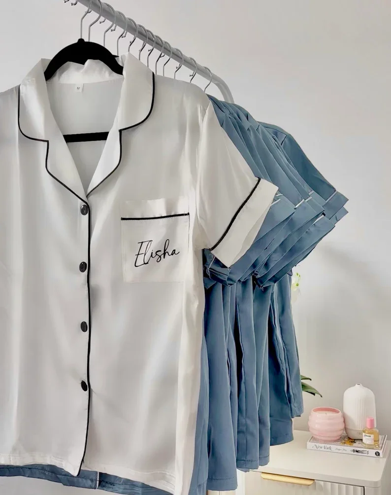 Pyjama de fête de poule en satin bleu |   Pyjamas de fête nuptiale pour le week-end des poules |   Pyjamas pour le matin du mariage |   Pyjama nuage bleu 9
