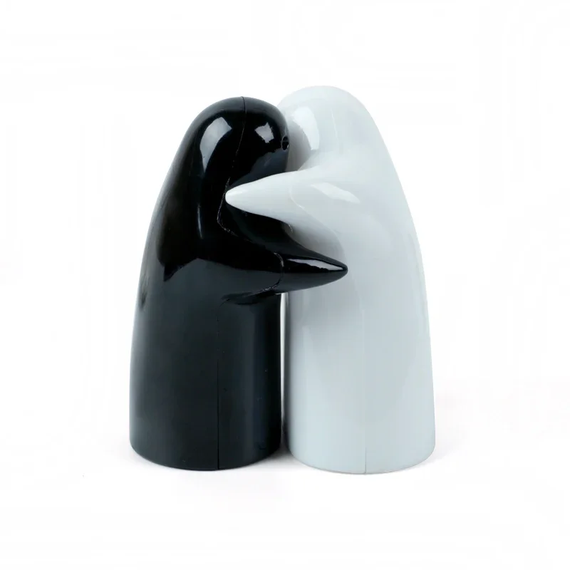 Ceramic Black And White Hug Cruet Two-Piece Set Pepper Bottle Salt Shaker Kitchen Storage Powder Seasoning Bottle Spice Holder