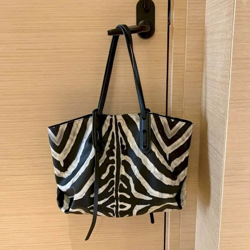 

Модные универсальные сумки-тоут для женщин, модный дизайн, брендовые сумки на ремне, новинка 2023 года, школьные сумки для студентов университета