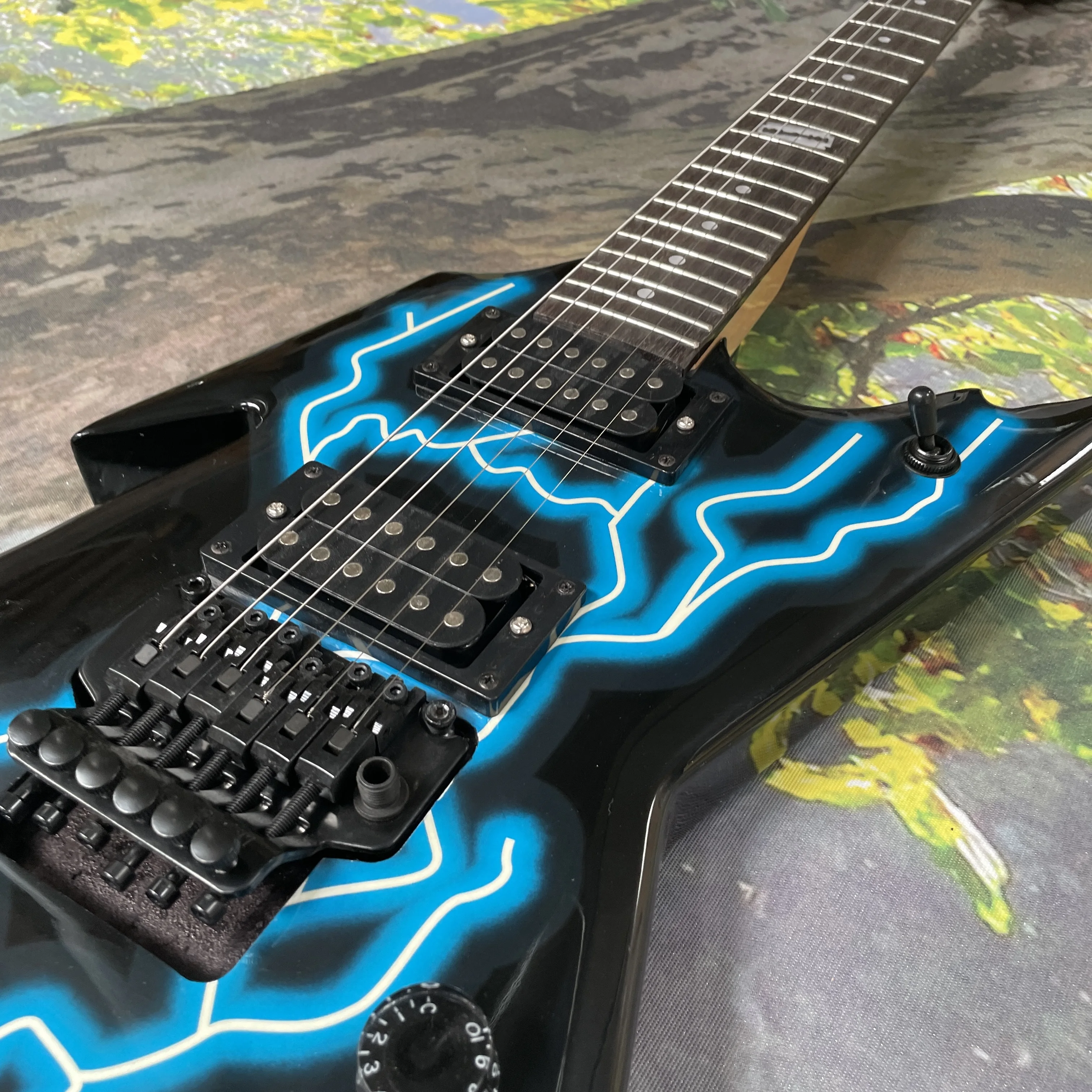 حار بيع الماهوجني الأزرق الغيتار الكهربائي 6 سلاسل القيثارات الأجهزة السوداء الغيتار