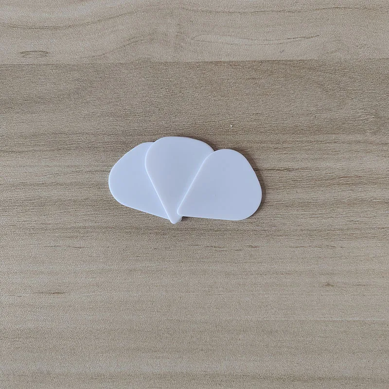 50PCS One Lot Pure White Pointy Shape Delrin Guitar Pick Sharp Corner Derlin Guitarra Pcks Plectrum 1.0mm 1.2mm No LOGO