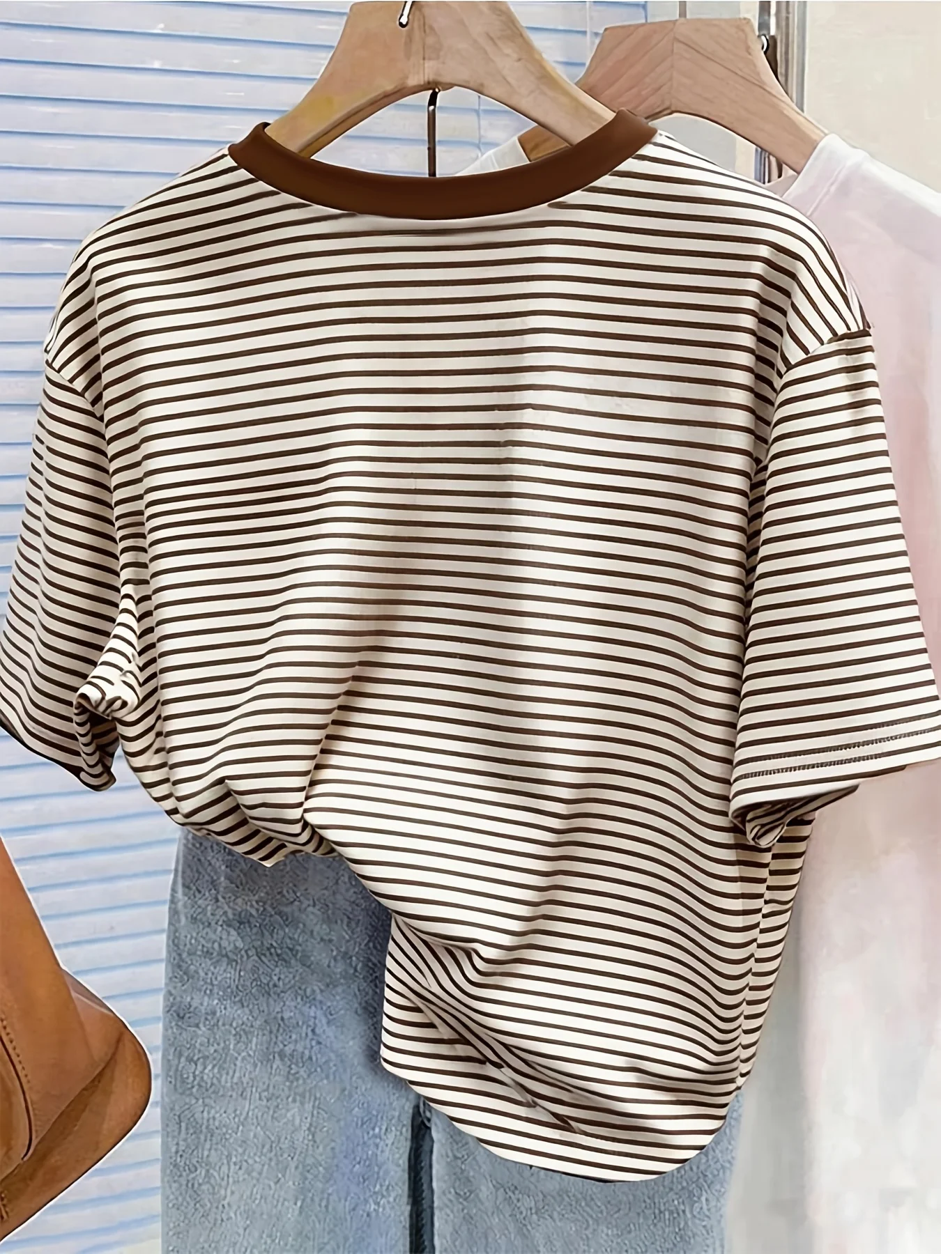 2026 Neues Damen-T-Shirt mit braun-weiß gestreifter Schleife, Rundhalsausschnitt, lockerer Passform, lässiges Oberteil in klassischen Streifen. – Detail 4