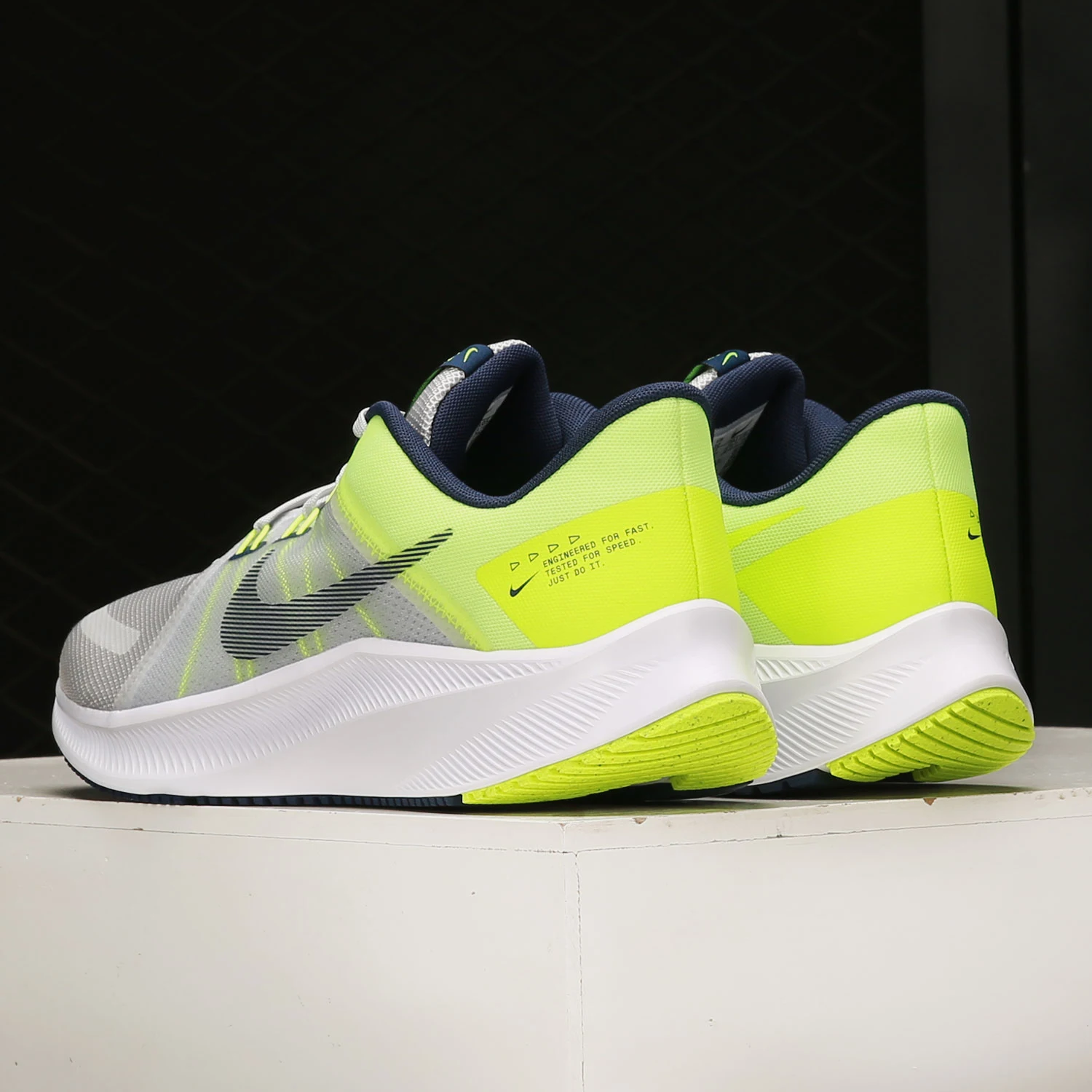 Tênis de corrida masculino Nike genuíno QUEST 4 em malha acolchoada DA1105-003