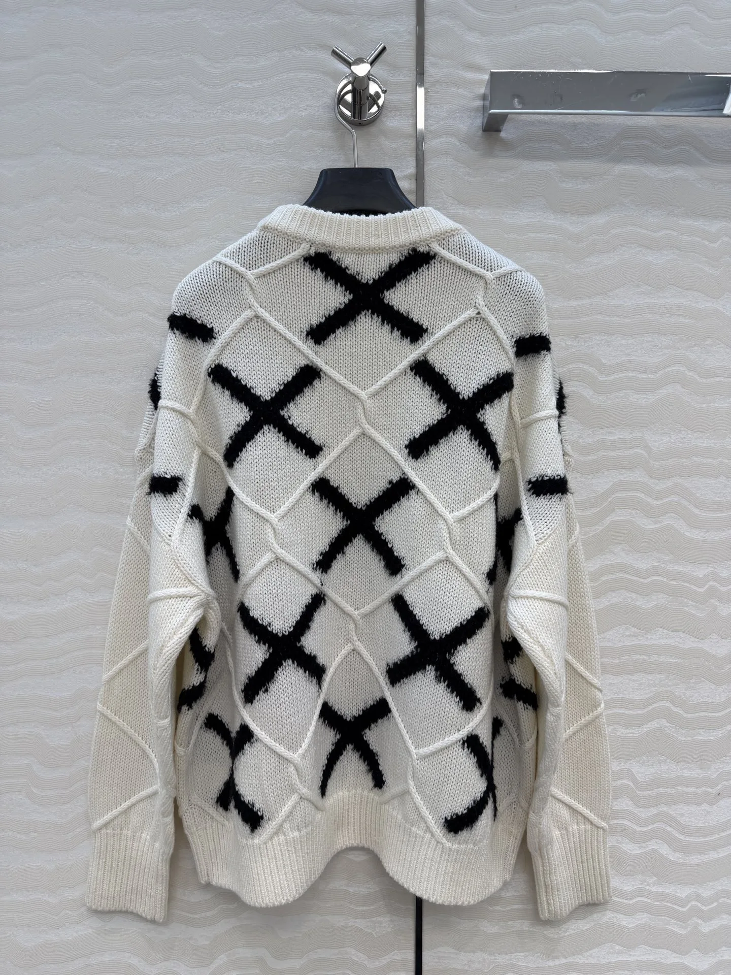 เสื้อสเวตเตอร์ไหมพรมถักสำหรับผู้หญิง สไตล์ลำลอง ลายปักเพชร สีขาวดำ สำหรับฤดูใบไม้ร่วงและฤดูหนาว ให้ความรู้สึกสบาย