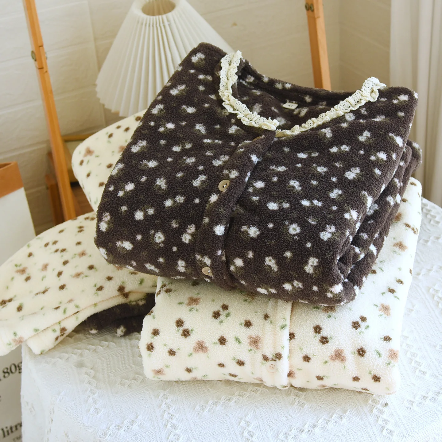 جديد ربيع وخريف 2025 ملابس نوم نسائية بأكمام طويلة وسراويل طويلة طقم مكون من قطعتين سترة قطن 100% طقم ملابس منزلية حلوة