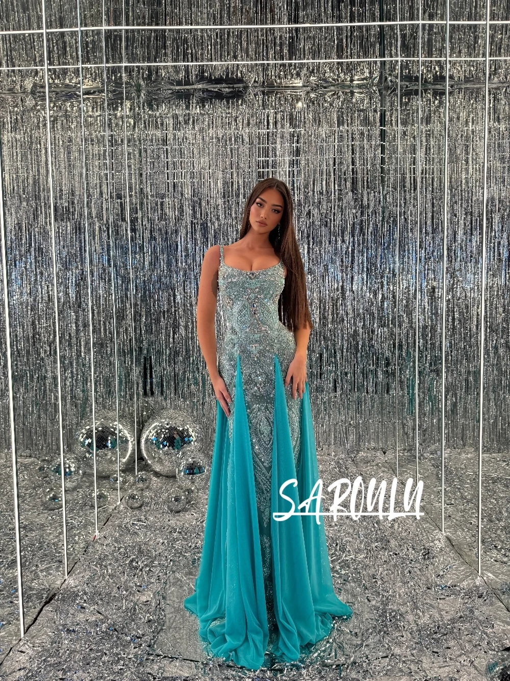 

Роскошное бирюзовое серебряное вечернее платье русалки на тонких бретельках с квадратным вырезом и бисером, стразами, струящиеся тюлевые вставки, вечернее платье для выпускного вечера