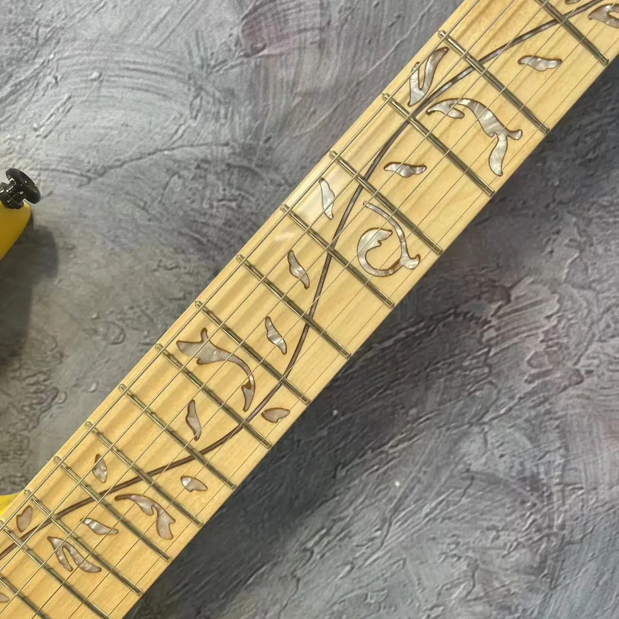 Guitare électrique avec 6 tranches, corps jaune, touche en érable, piste en érable, vraies images d'usine, commande peut être reprise ée, livraison gratuite