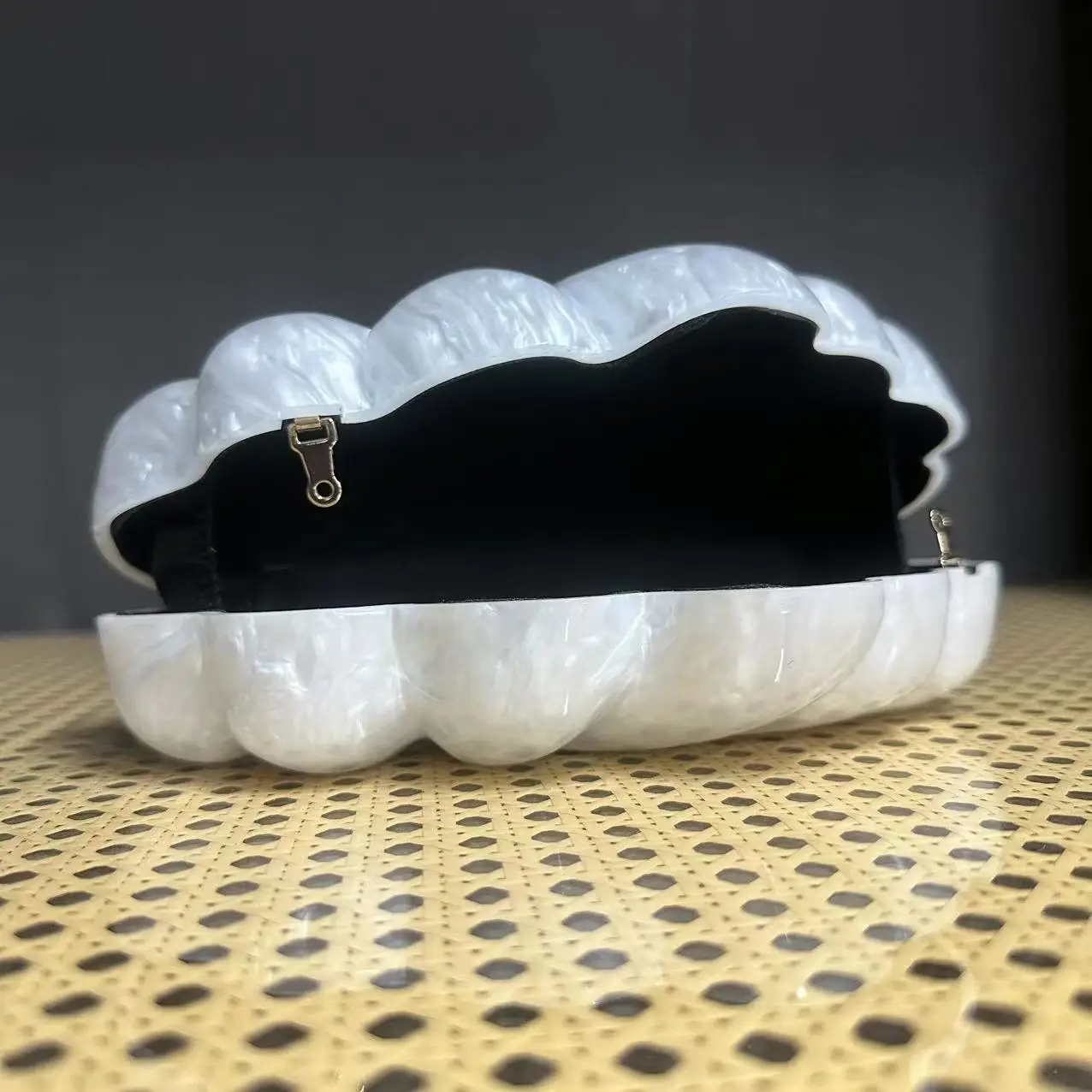 2024 Sea Shell Clutch Bag Acrylic Egg Clutch Bag Women Wedding Evening Party Cute Ivory Pearl Color Purse Handbag