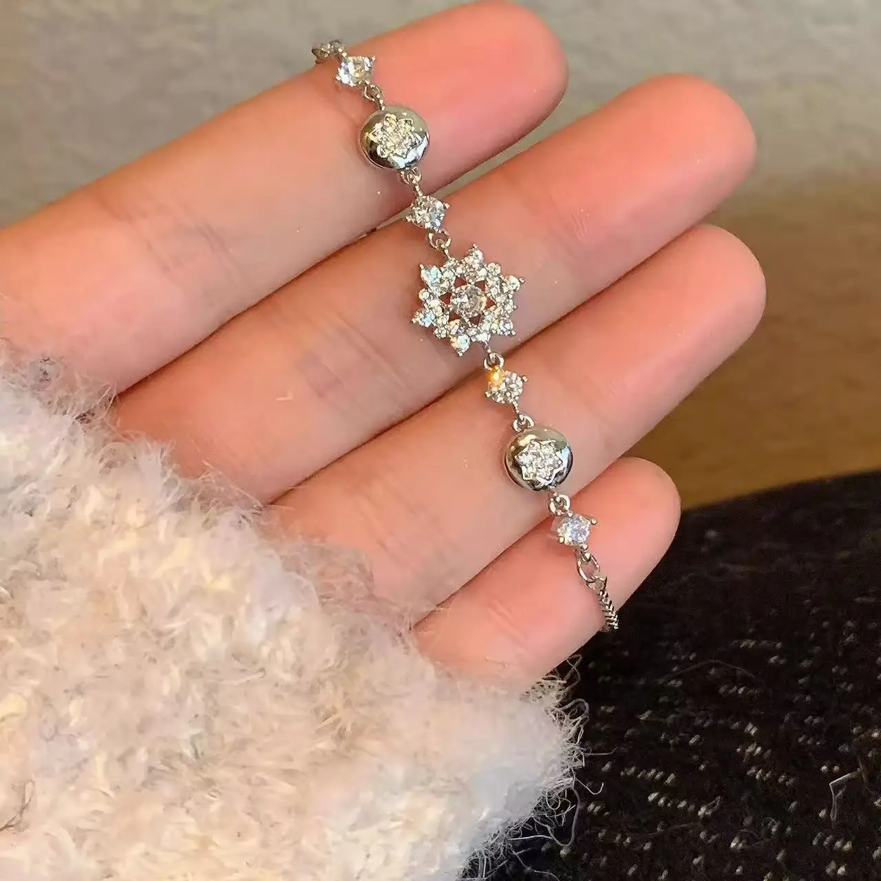 Exquisite Luxury Zircon Snowflake Bracelet For Women Shiny Rhinestone Flower Star Adjustable Bangle Party Wedding Charm Jewelry