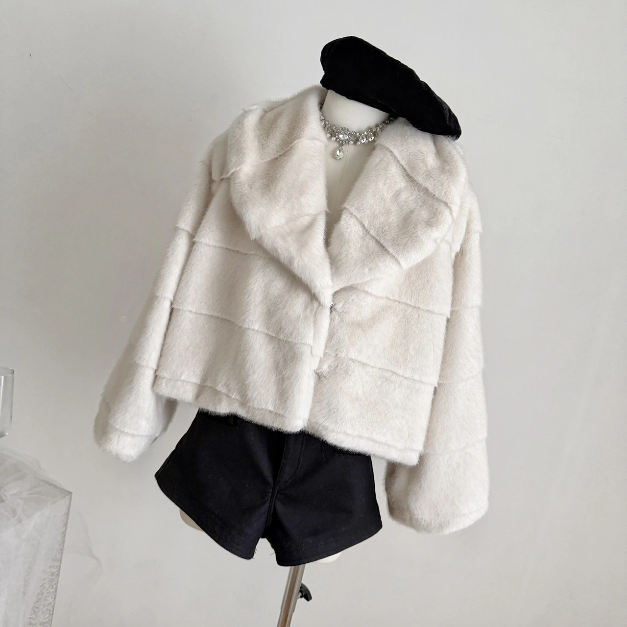 เสื้อโค้ทขนเฟอร์เทียมสำหรับผู้หญิง สไตล์หรูหรา แขนยาว ปกพับได้ ทรงหลวม สีพื้น สำหรับฤดูใบไม้ร่วงและฤดูหนาว