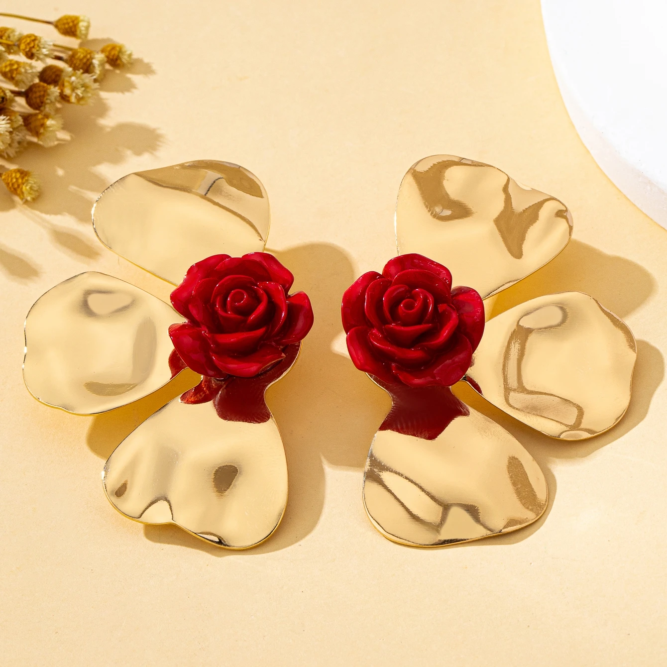 زوج من الأقراط النسائية، بتلات زهور ستيريو مبالغ فيها، أقراط ومجوهرات على طراز العطلة الجميلة، مناسبة للارتداء اليومي والعطلات