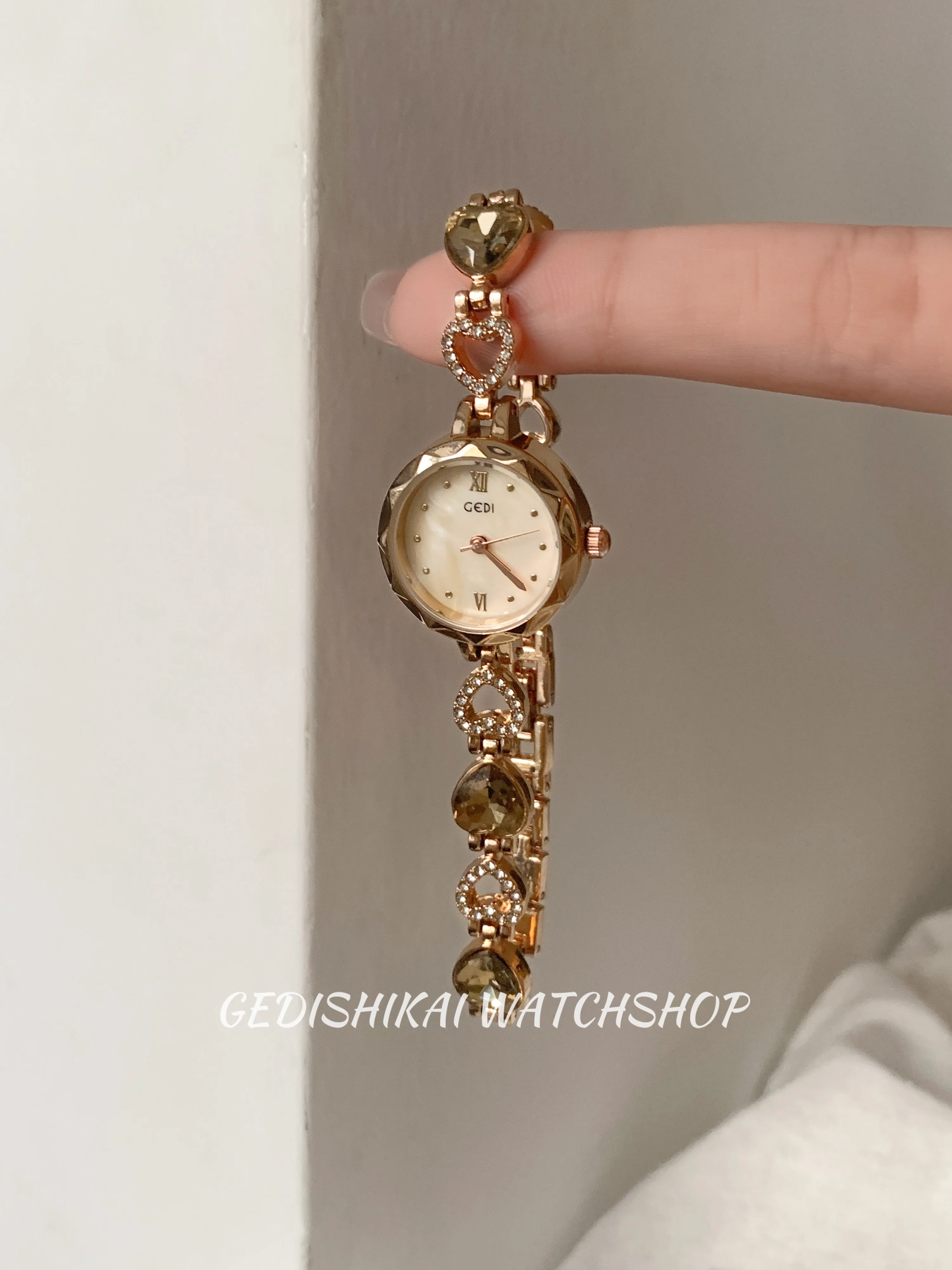 ساعات نسائية أنيقة ساعات نسائية فاخرة وفنية خفيفة بمزاج بسيط وملمس راقي موديلات جديدة 2025