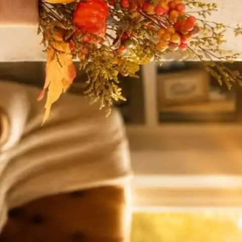 Small Potted Plant for Fireplace Fall Pumpkin Flower Arrangement Artificial Maple Berry Potted Plant Thanksgiving Harvest