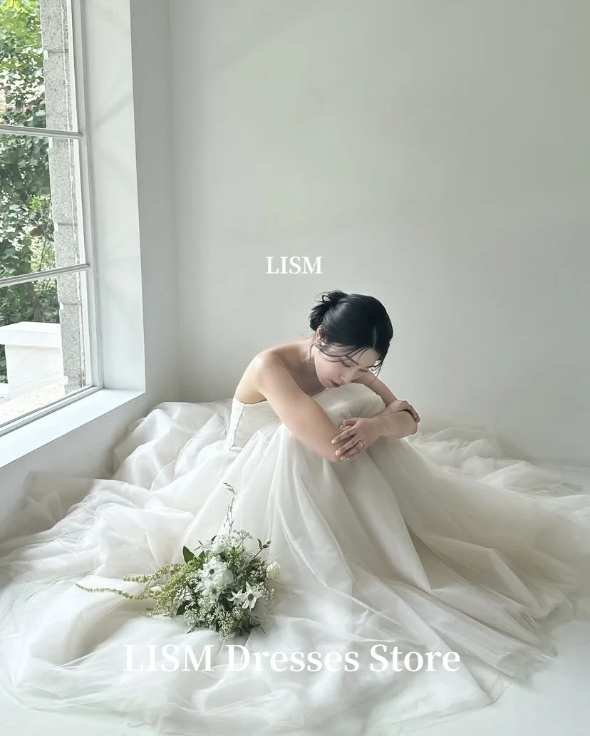 LISM بدون حمالات على شكل حرف a فساتين زفاف كورية بسيطة من التل الناعم فساتين زفاف طويلة تبادل لاطلاق النار تخصيص الكورسيهات الخلفية لحفلات الزفاف