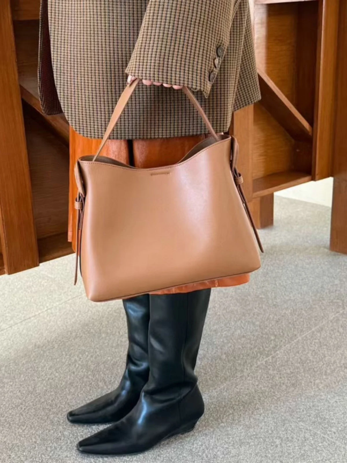 

Элегантная кожаная сумка-тоут для женщин, модная новинка весны 2025 года, большая вместительная сумка через плечо для повседневного использования