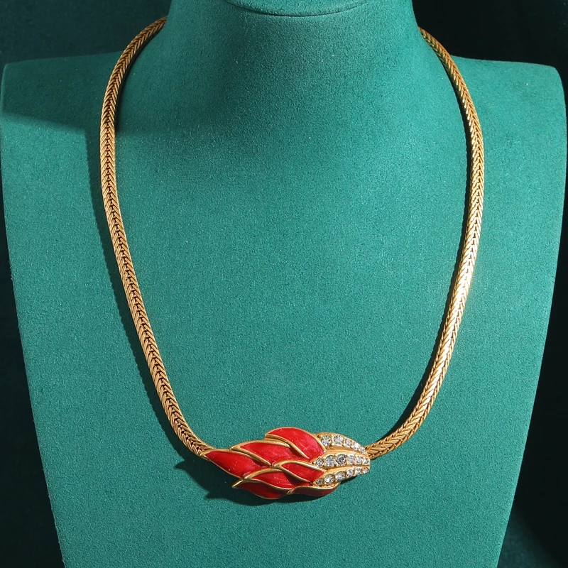 

Vintage Flamingo Red Feathers Necklace For Woman Gold Color Chain Choker Oil Drop Pendant Accessories Luxury Designer Jewelry