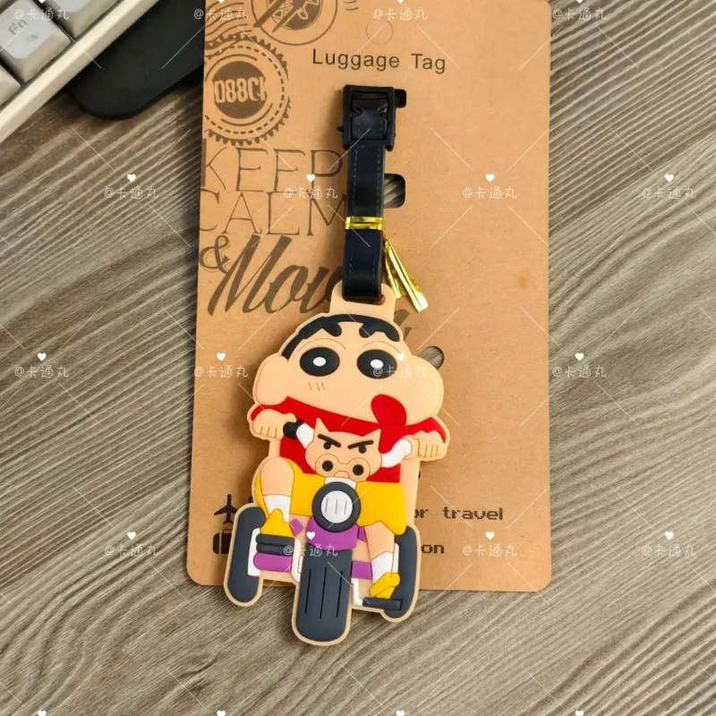 Etiqueta de bagagem com personagem do anime Crayon Shin-chan, acessório de moda fofo para viagem, decoração portátil para pendurar, presente.