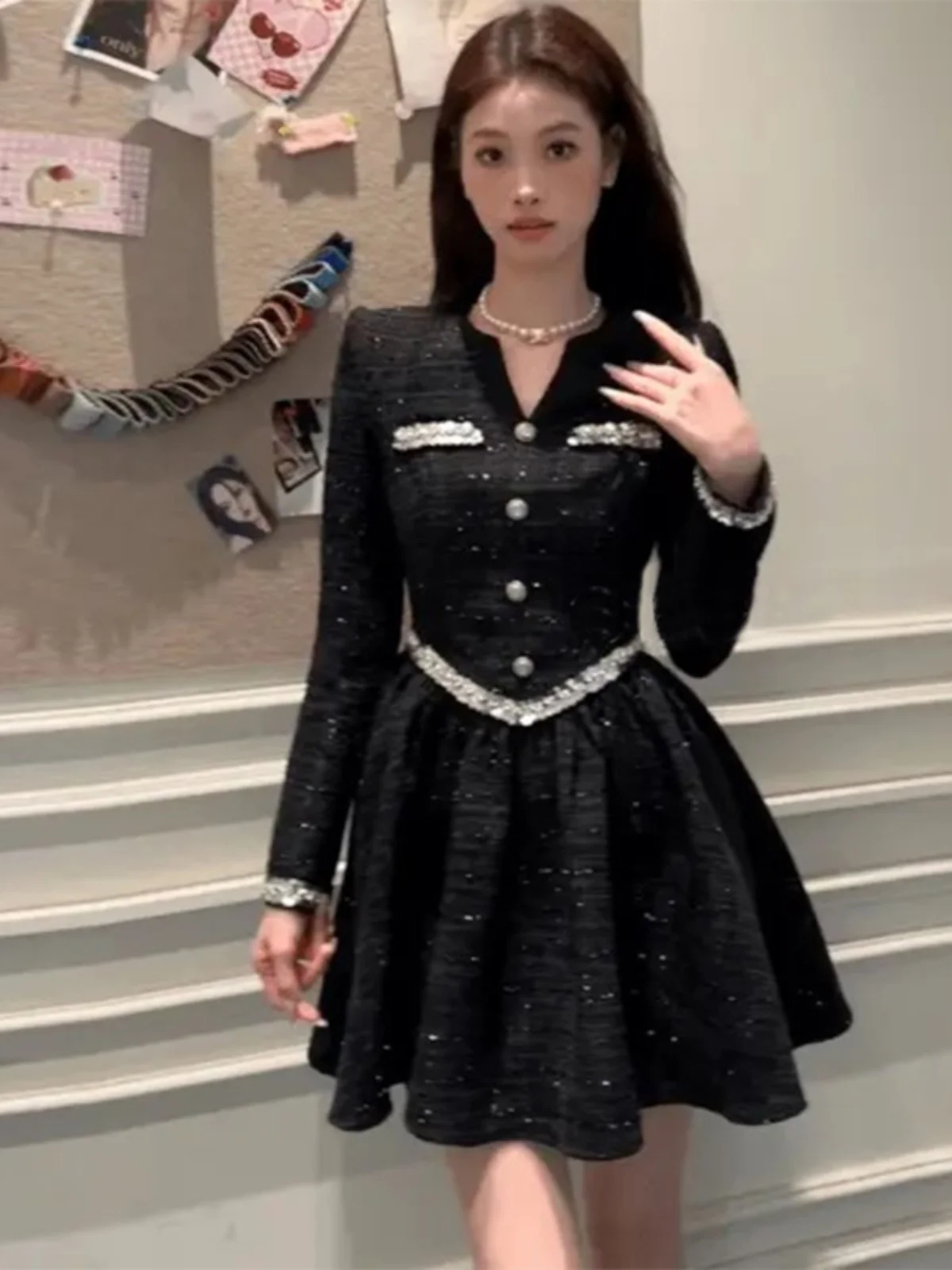 

Элегантное черное платье с расклешенным подолом, высокой талией, кружевной отделкой, А-силуэтом, длинными рукавами, круглым вырезом, осенне-зимнее