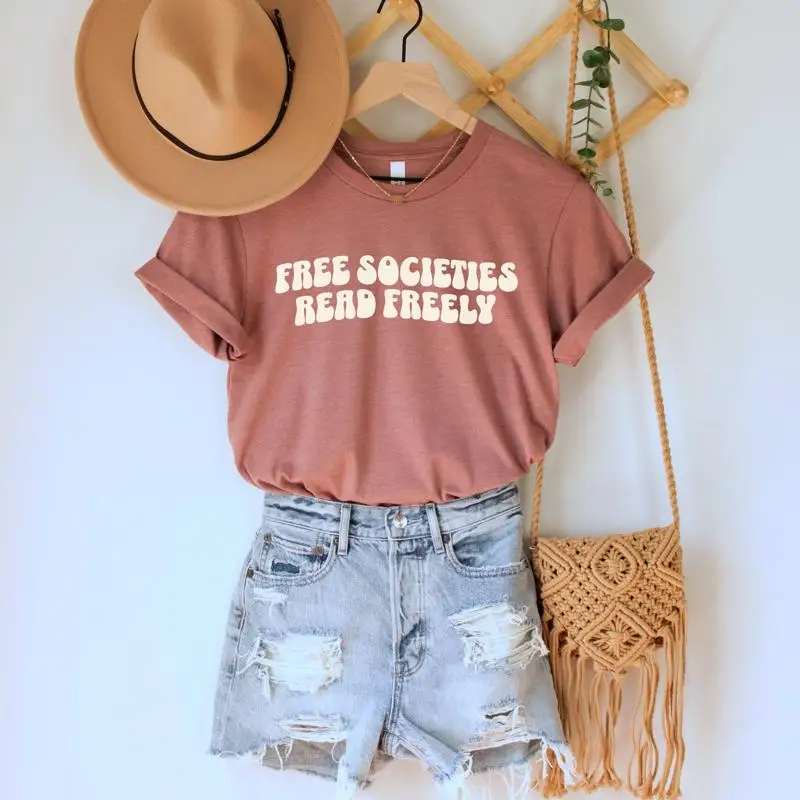 

Футболка «Свободные соционы читают свободно» с запрещенными книгами «Лучшие остановки», «Банты, поддержка библиотеки, запрет угощений, а не любовник»