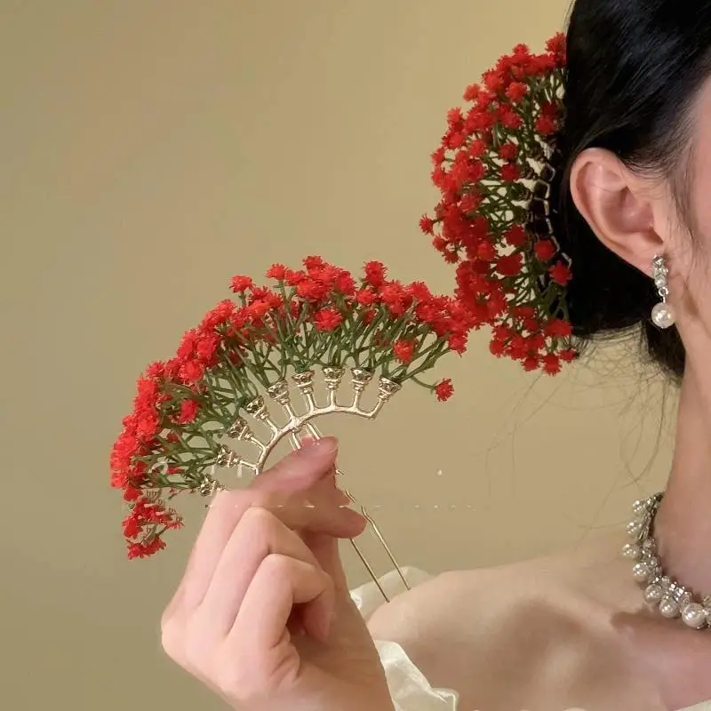 Handgefertigte Gypsophila-Blumenfächer-Haarnadel mit zarten bunten Blumen und goldenem Rahmen für Hanfu, traditionelle Feste und den täglichen Gebrauch. – Detail 9