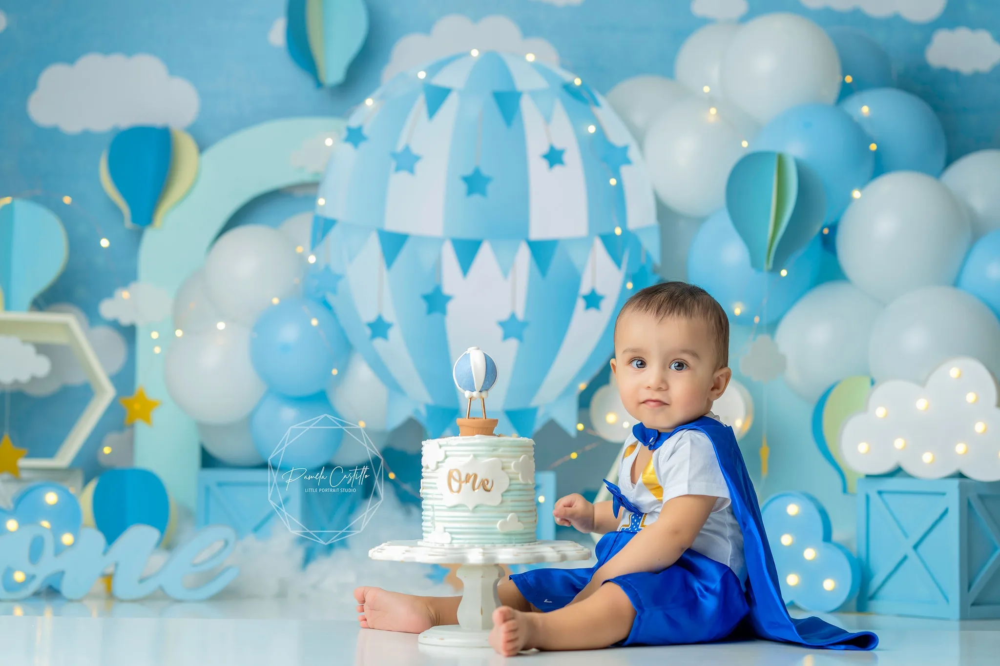 Decoração do aniversário do fundo do chuveiro do bebê, balão de ar quente azul, tira da luz do céu das nuvens, quebra do bolo, contexto do retrato, fotografia