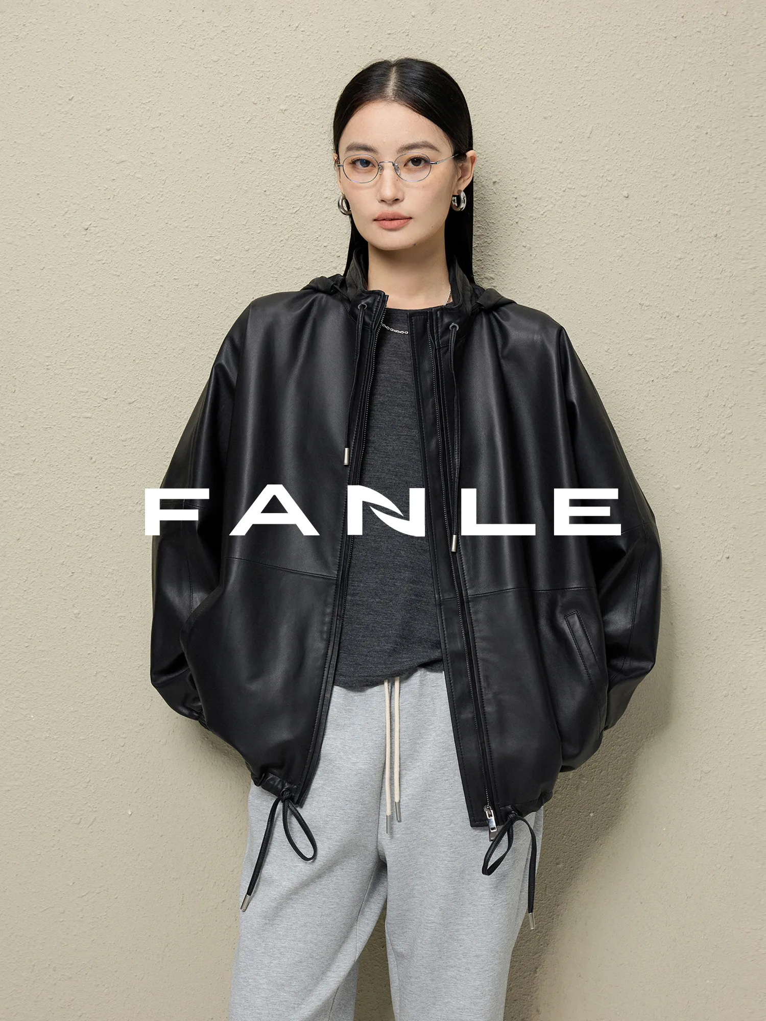 Giacca Casual Morbida e Nutriente in Pelle di Pecora con Cappuccio con Coulisse, Collo Alto, Cerniera, Vestibilità Ampia, in Lana e Pelle, da Donna