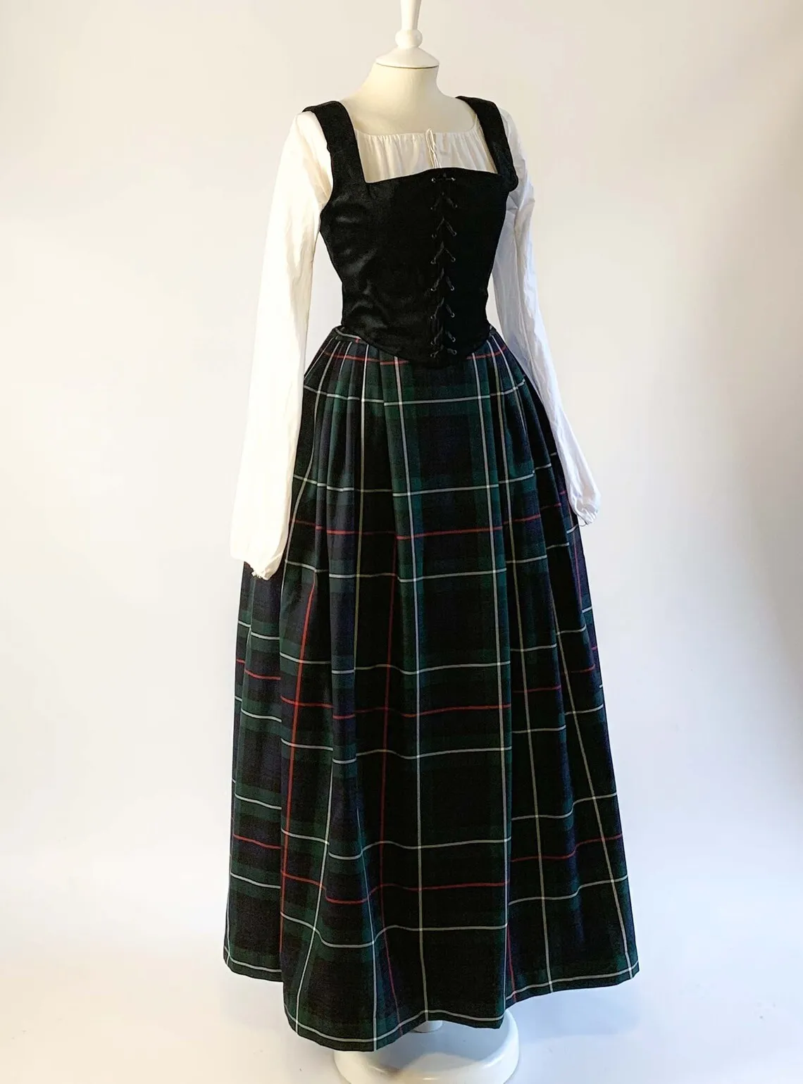 Women's Renaissance Medieval Costume Black Velvet MacKenzie Tartan Skirt 16th Century Dress Party Roleplay Outfits