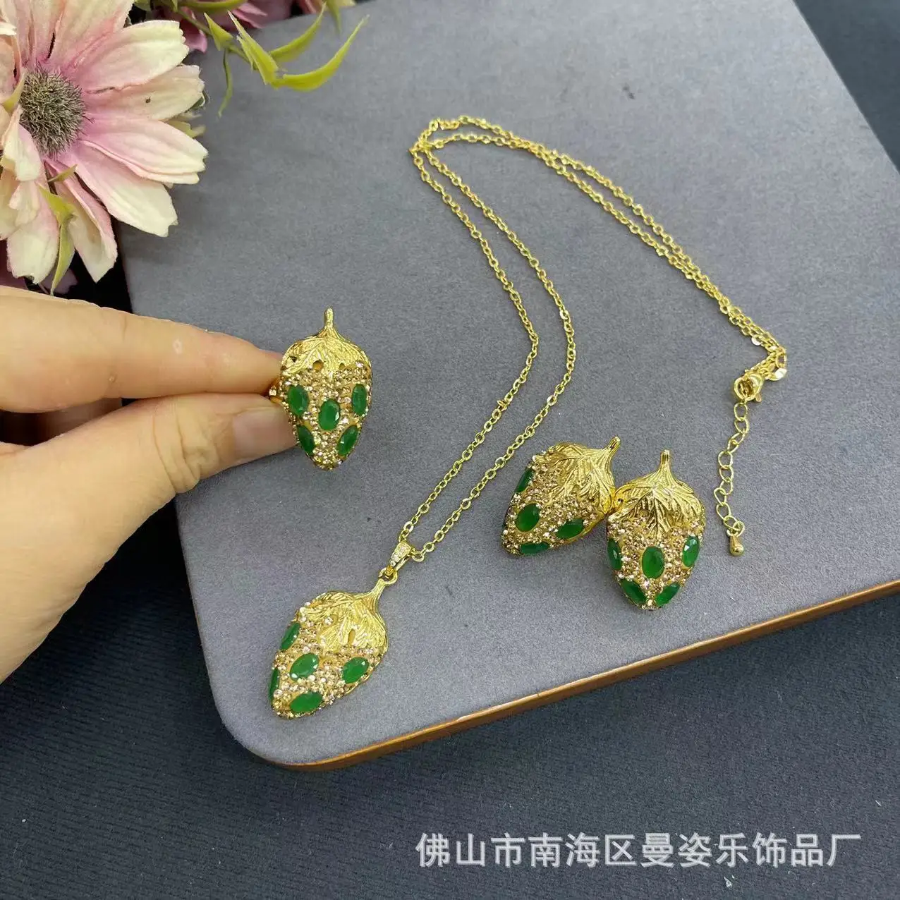 

DIY accessories New French vintage strawberry inlaid green crystal stone set Douyin live broadcast hot-selling model factory dir