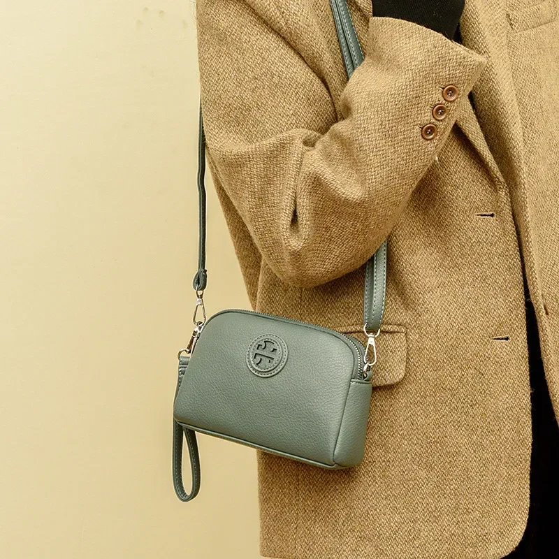 2025 Mini bolsa de designer sênior – couro macio feminino de meia-idade, multicamadas, pulso/ombro/mensageiro