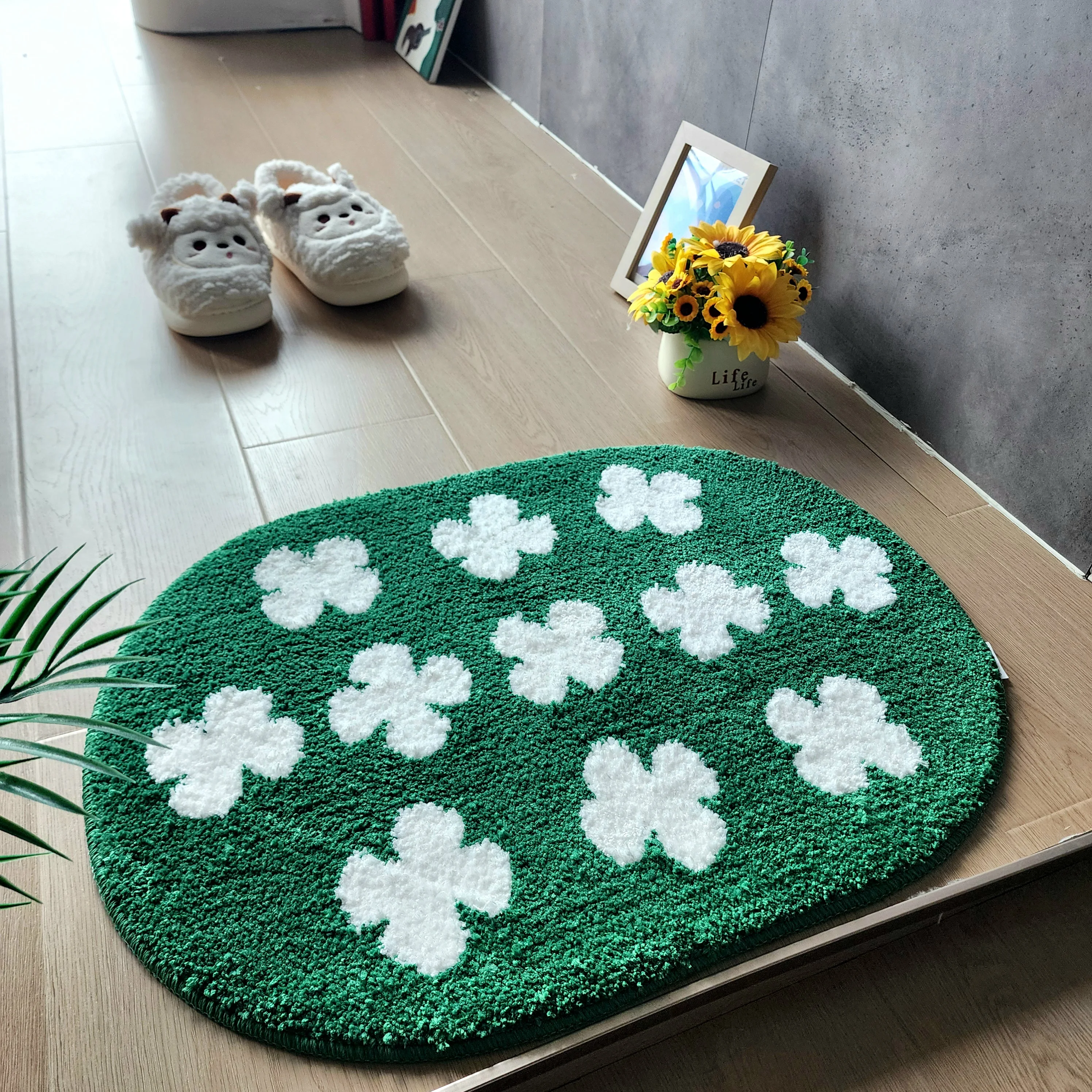 

Adorable Four Le Clover Floing Carpet Fre Flower Room Mat Batoom Foot Mat Country Sle Hand Waable Mixed Material