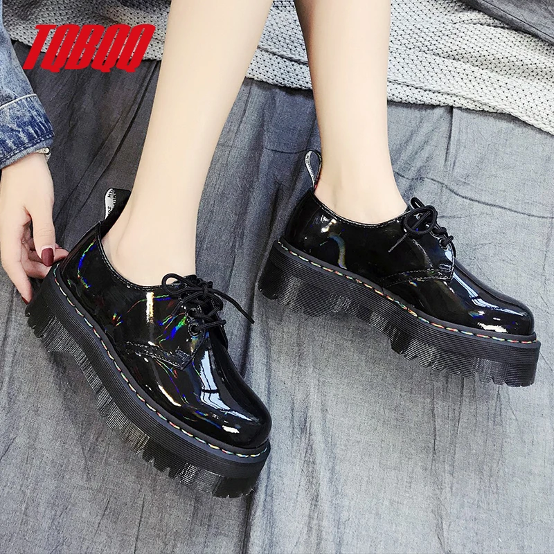 المرأة منخفضة أعلى الأحذية الشرير القوطية نمط سميكة القاع 3 ثقوب جلد طبيعي منصة حذاء من الجلد طالب عادية الشارع الأحذية