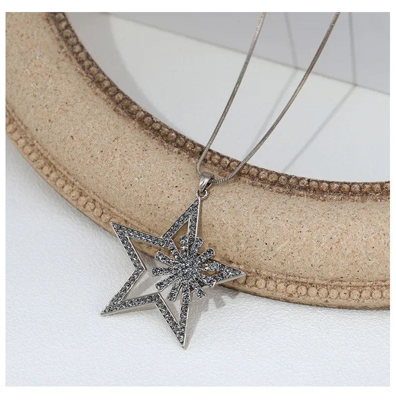 Nuova collana geometrica con stella a cinque punte, una collana lunga alla moda e versatile per maglioni