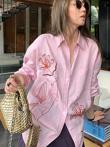 Różowy haftowany fartuch z unikalnym, luksusowym wykończeniem, idealny na letnie dojazdy do pracy, luźny krój, długi rękaw, kołnierzyk, średniej długości fartuch.