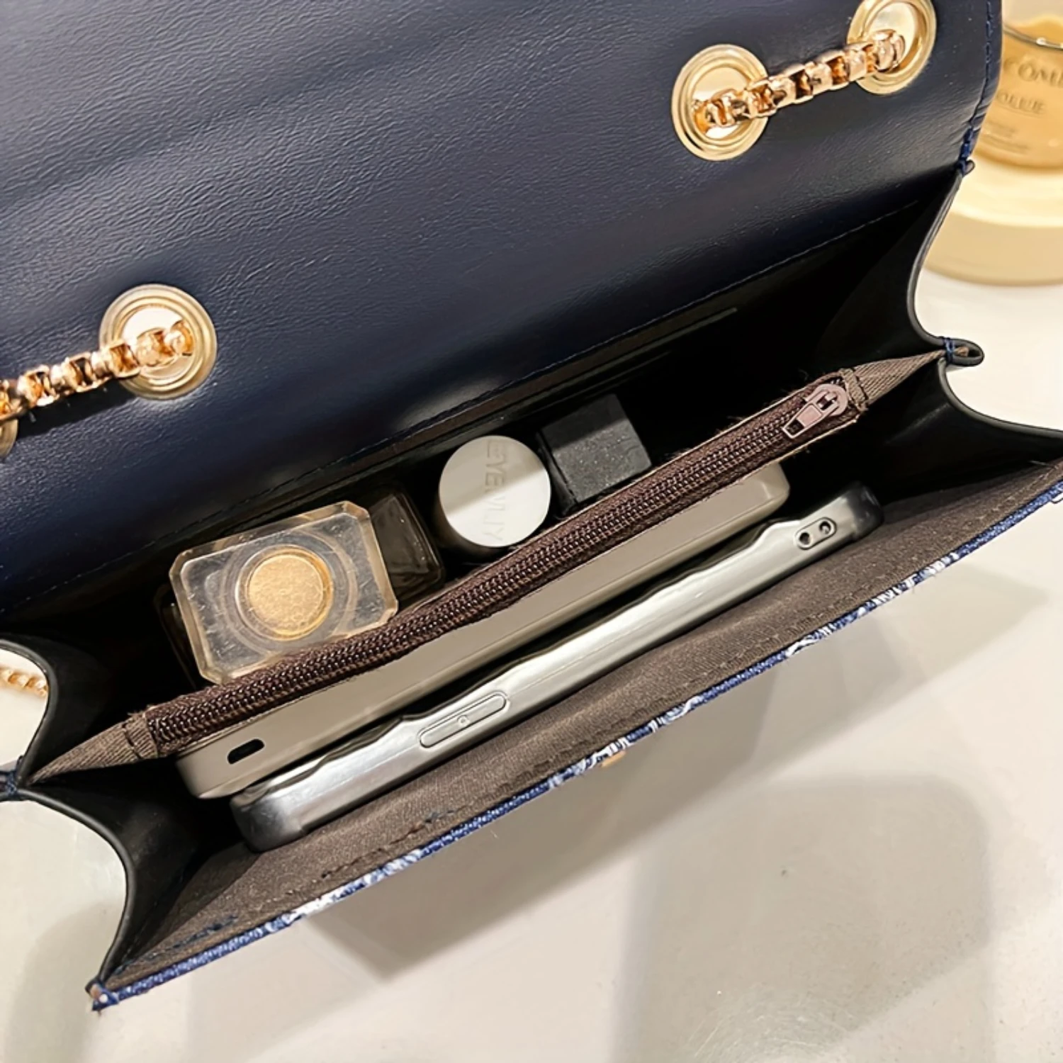 حقيبة كروس مبطنة فاخرة، حقيبة كتف نسائية عصرية، حقيبة يد صغيرة أنيقة، بمشبك معدني