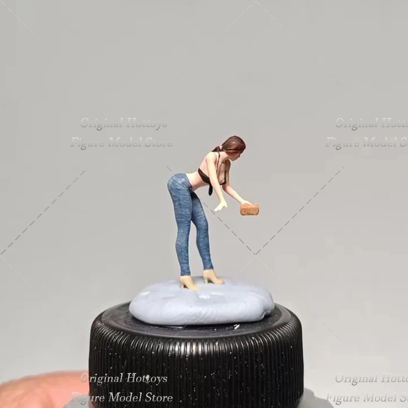

1/64 Scale Female Soldier Car Wash Hot Girl Mini Painting Sculpture Full Set About 2.7cm Action Figure Model Doll Collection