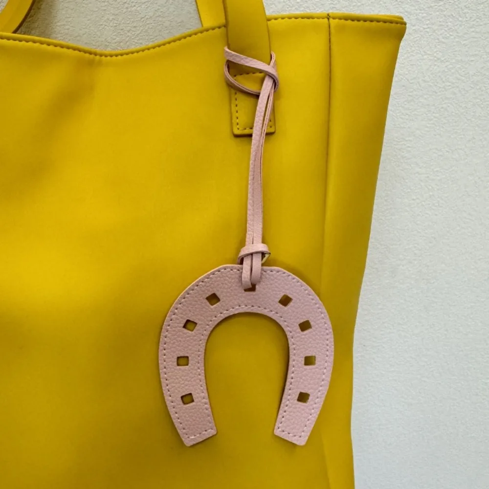 2 قطعة اكسسوارات حقائب اليد عادية الحصان حافر قلادة جلدية بلون مفتاح سلسلة رائعة محفظة أنيقة اكسسوارات حقيبة #5