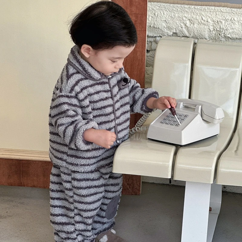 طقم بيجامة من الصوف المرجاني للأولاد 2025، ملابس نوم فائقة النعومة بأكمام طويلة للأطفال في فصل الشتاء مكونة من قطعتين