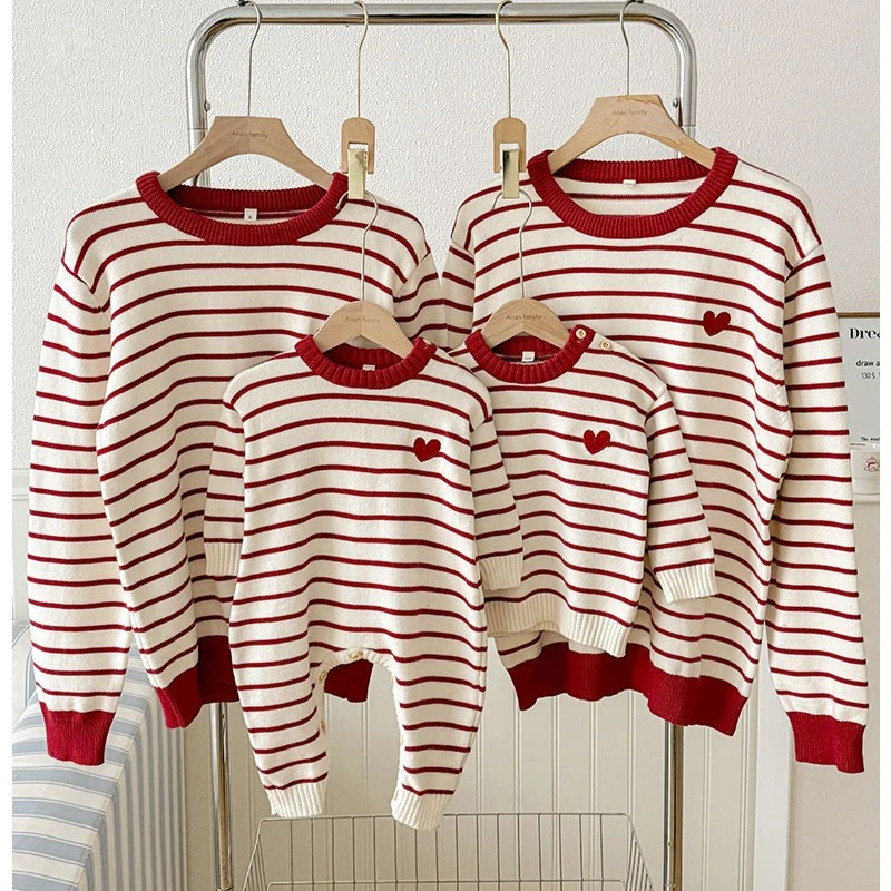 

2026 Одинаковый свитер для всей семьи, наряды для пар брата и сестры, семейные фотографии с вышитыми сердечками, вязаные топы для мамы, папы и детей