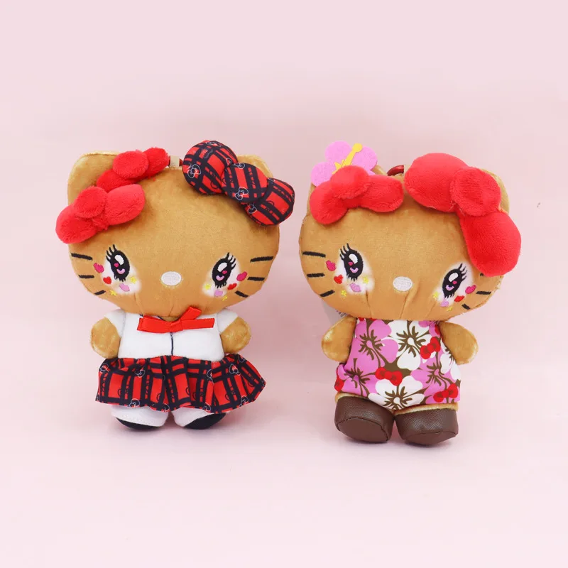 Ostrejka z czarną karną i opalenymi ramionami, breloczek z pluszową lalką w kształcie kotka, 15 cm.