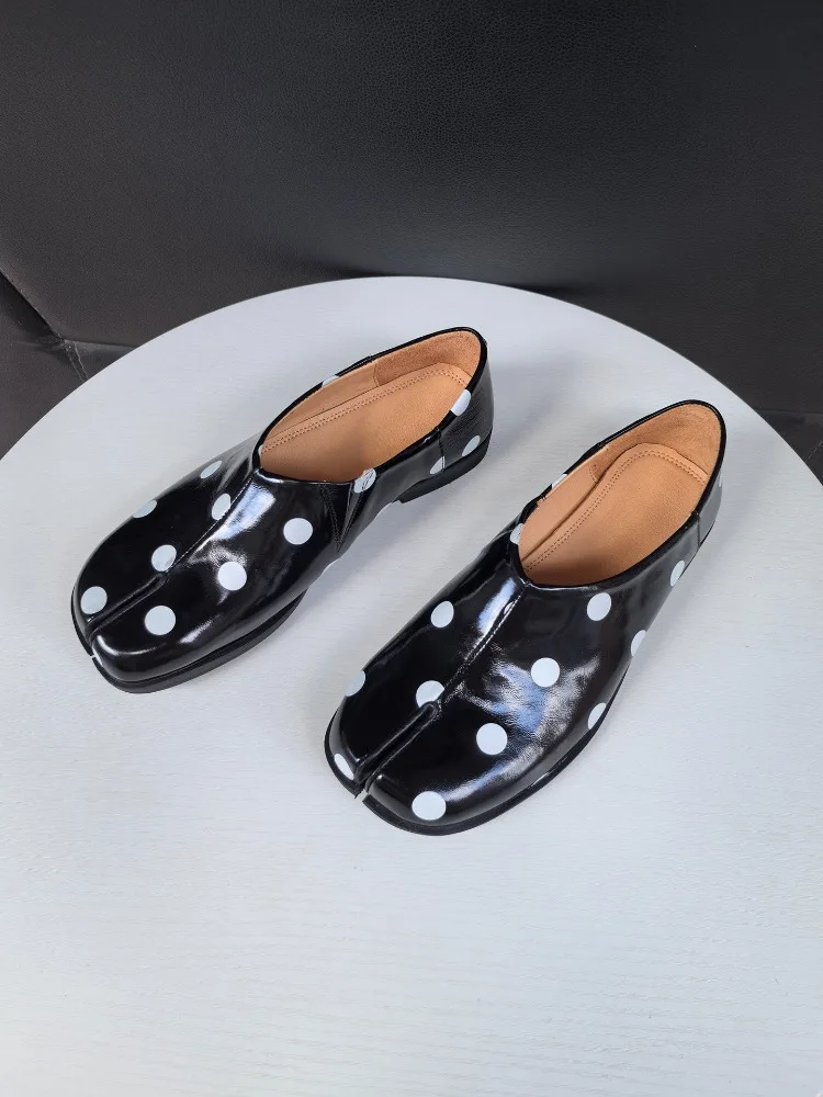 Glossy Polka Dot Tabi Split Toe Loafers Slip on Patent Leather Men Flat Shoes Fashion Casual Pig's Trotters Shoes