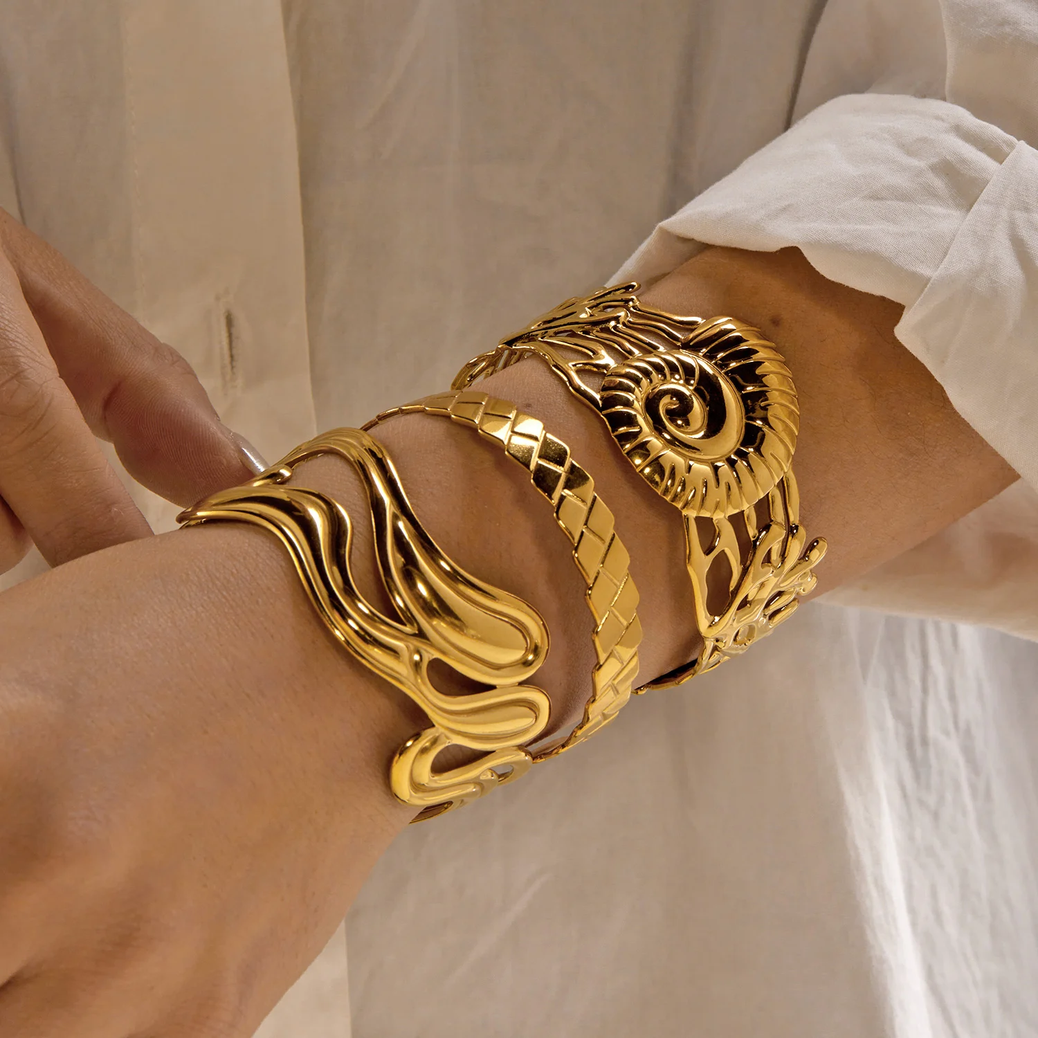 Edelstahl Geometrische Hohle Armreifen für Damen, Übertriebene Seestern-Muschel Breite Armreifen, Strandparty-Schmuck Geschenk – Detail 1