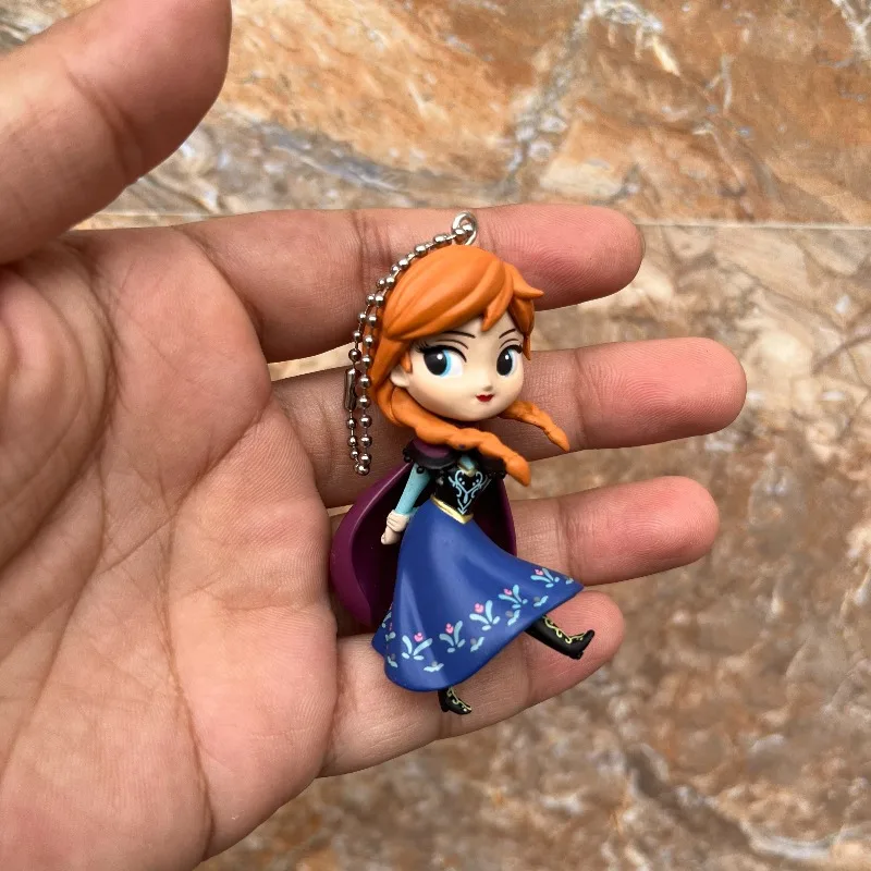 Authentieke Charlie Brown, Minnie en prinses Elsa-actiefiguren, perfect voor kinderverjaardagen en cadeaus.