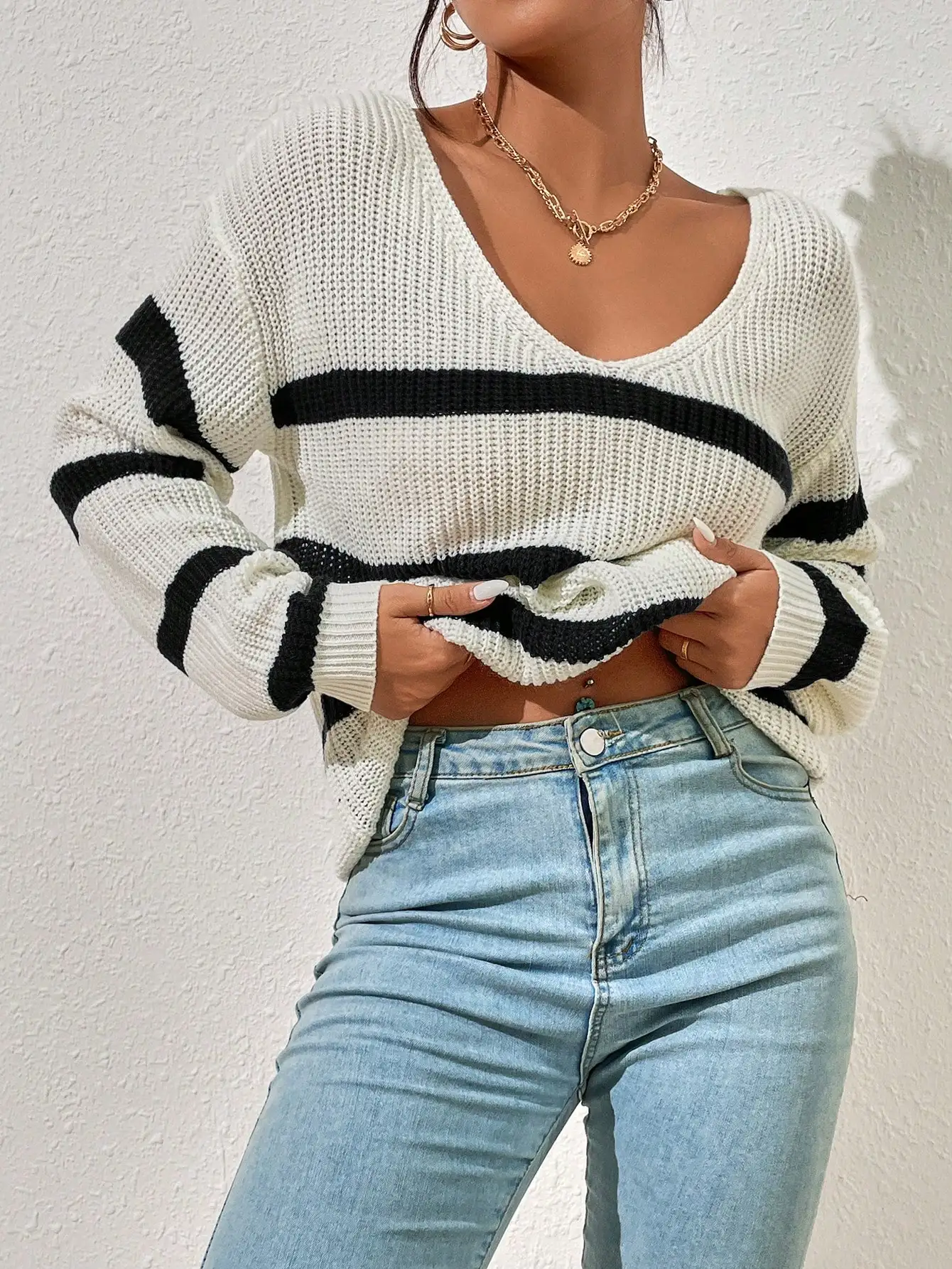 Sweter z dzianiny w paski z dekoltem w serek i obniżonymi ramionami, długi rękaw, casualowy top na jesień i zimę.