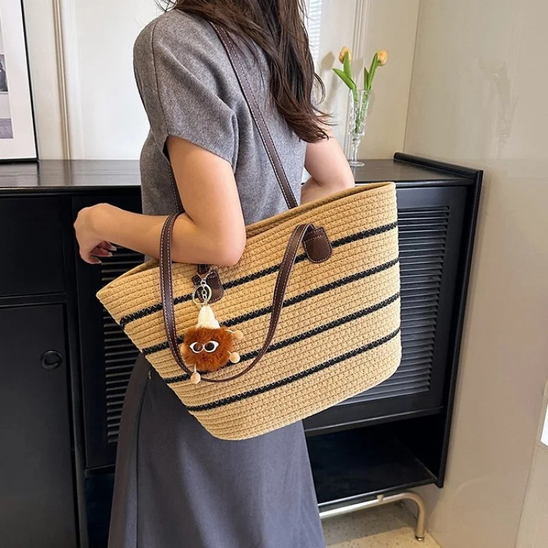 

Luxury High-End Leather Tote Shopper Bag With Business Commuter Function And Stylish Vintage Appeal