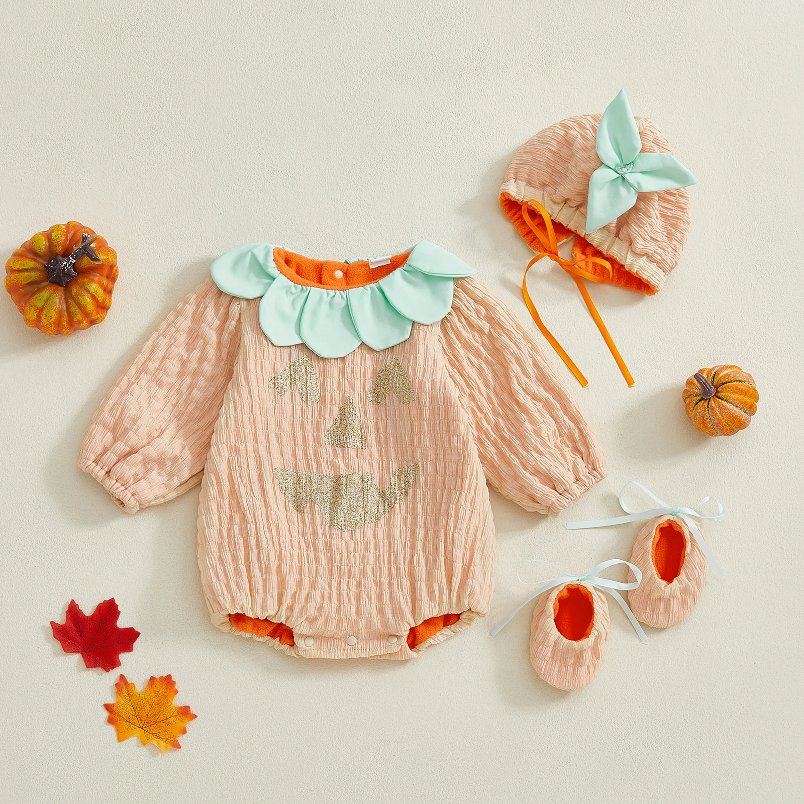 

Осенний комбинезон для маленьких девочек на Хэллоуин с рисунком тыквы и бантом, рюшами, круглым вырезом, длинными рукавами, шапкой и носками, комплекты из трех предметов