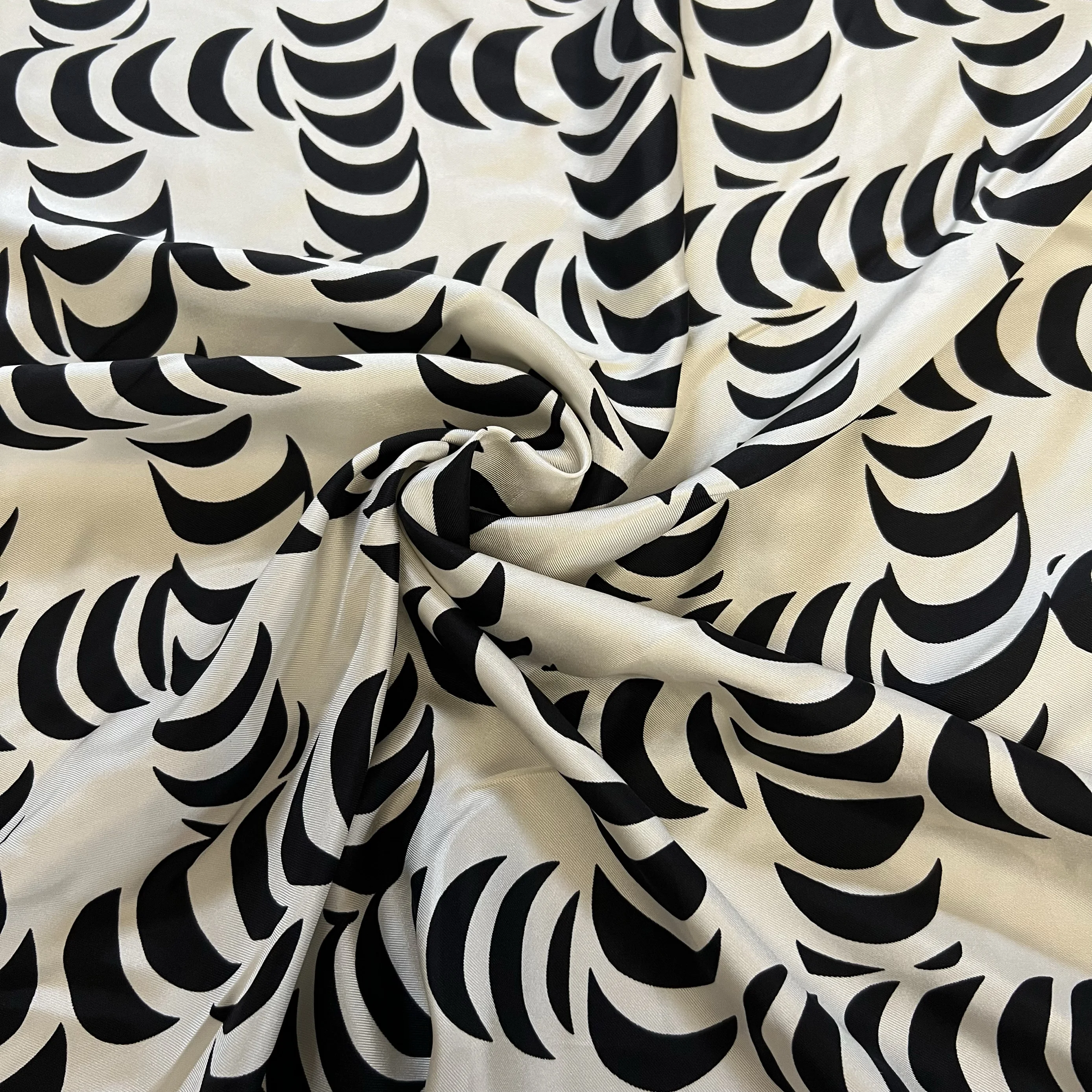 

1 метр, 100% шелк шелковицы, ткань из саржи 16 мамме, белая, черная, с принтом в клетку, 114 см, ширина 44 дюйма, по дворам XX252