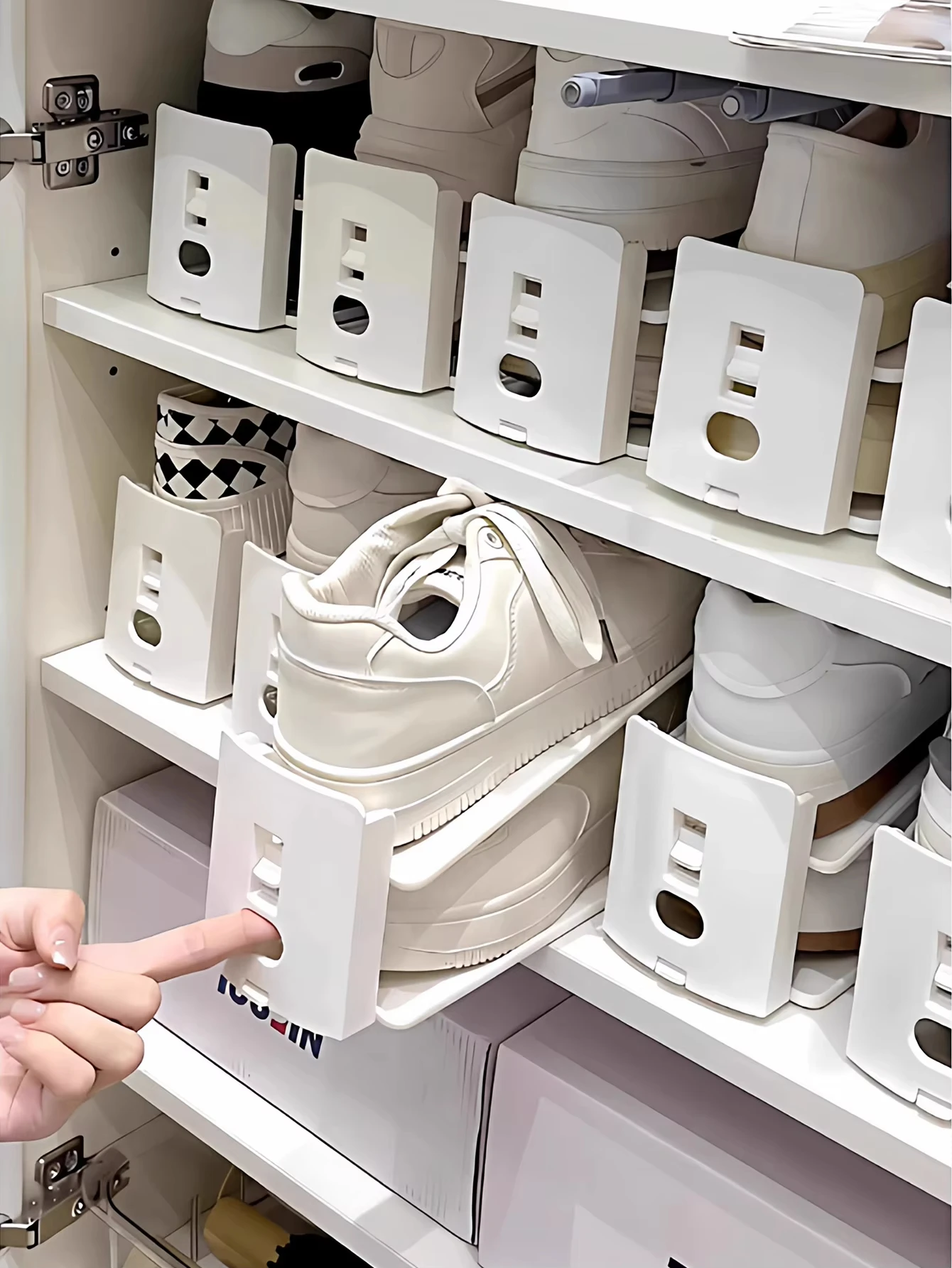 Doppellagiges Schuhregal mit verstellbarer Funktion. Ein platzsparender Schuhschrankteiler für den Hausgebrauch hilft bei der Organisation von Schuhregalen.