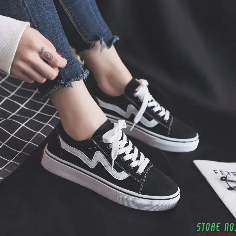 2024 New Canvas Shoes Black White Striped Woman Breathable Skateboarding Sneakers Students Leisure Flat Board Shoes Versatile