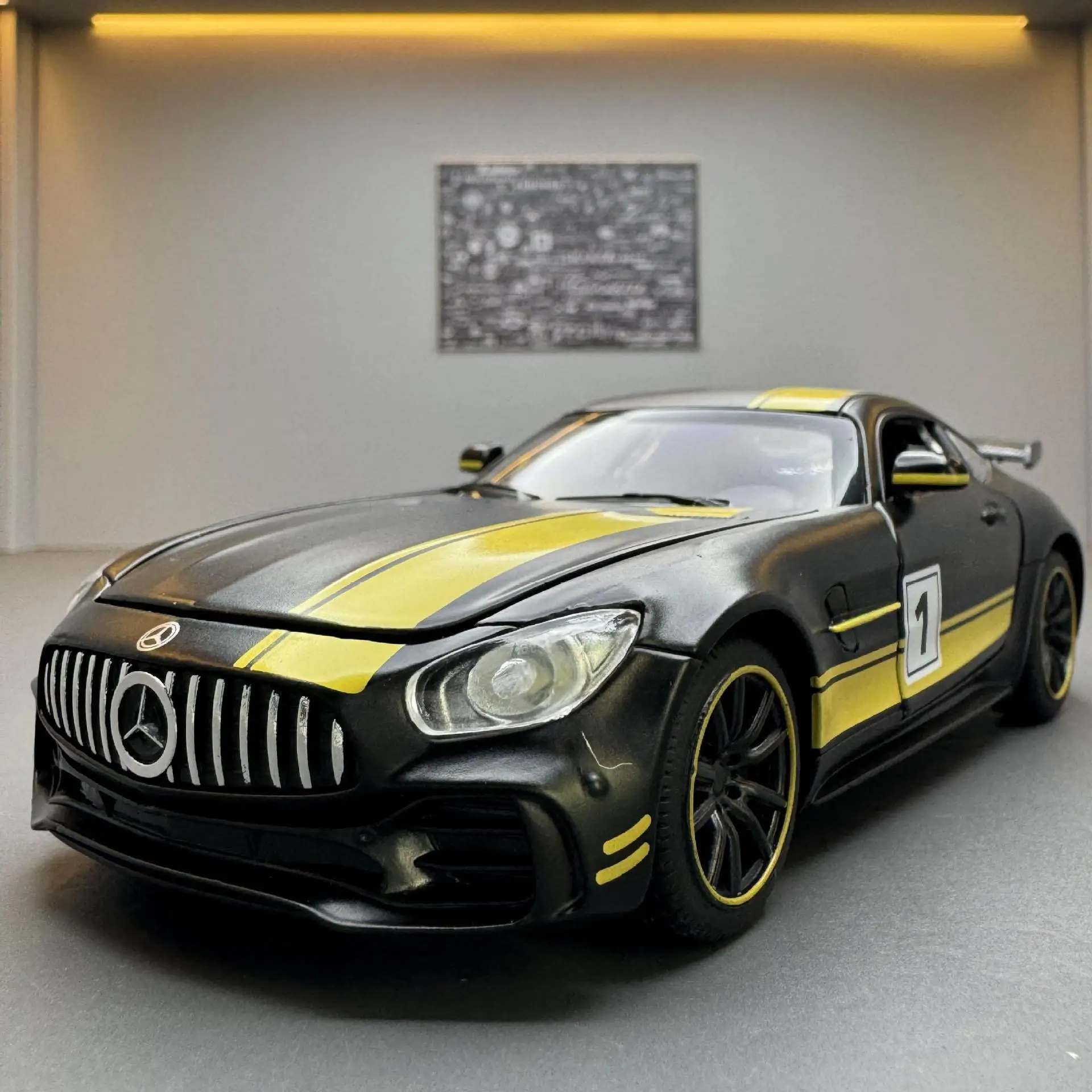 1:32 GT Sports Car Sound and Light Pull Back Children's Toy Model Ornament Diecast Alloy Car Model Collectible